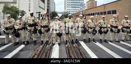 27. August 2012 - Tampa, FL, USA - die Polizei blockiert eine Straße, während Hunderte von Demonstranten am Montag, 27. August 2012, während der Republican National Convention durch die Innenstadt von Tampa, Florida marschieren. (Kreditbild: © Todd Sumlin/Charlotte Observer/MCT/ZUMAPRESS.com) Stockfoto
