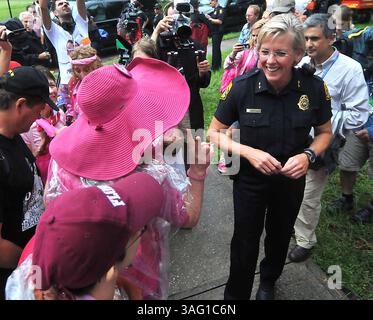 27. August 2012 - Tampa, FL, USA - Tampa Polizeichef Jane Castor spricht mit Demonstranten vor ihrem marsch durch die Innenstadt von Tampa, Florida, Montag, 27. August 2012, während des Republikanischen Nationalkonvents. (Kreditbild: © Todd Sumlin/Charlotte Observer/MCT/ZUMAPRESS.com) Stockfoto