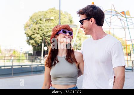 Ein junges Paar lächelt glücklich und sieht sich aus Stockfoto