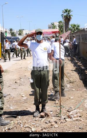 28. August 2012 - Tunis, Tunesien - die Initiative der Generalverwaltung für die Bildung der nationalen Sicherheit und unter der Aufsicht des Innenministeriums hat 150 Schüler der Aufrechterhaltung der Sicherheitskonfiguration Bouchoucha Zentrum in Tunis Reinigung und Reinigung der Straßen der Nachbarschaft Tayaran (Luftfahrt) und der nahegelegenen Straßen Bardo. Um die Verbindung zwischen dem Bürger und dem Polizisten zu überbrücken und den Geist der Staatsbürgerschaft in den Studenten und einem Polizisten einzubringen, der Materialisierungs-Slogan zukünftige Polizei im Dienst des Volkes... mehr als 2.000 Studenten aus der Aufrechterhaltung der Sicherheit sind Stockfoto