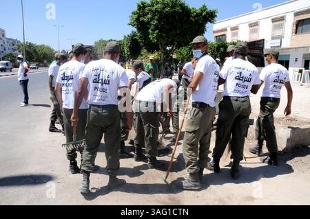 28. August 2012 - Tunis, Tunesien - die Initiative der Generalverwaltung für die Bildung der nationalen Sicherheit und unter der Aufsicht des Innenministeriums hat 150 Schüler der Aufrechterhaltung der Sicherheitskonfiguration Bouchoucha Zentrum in Tunis Reinigung und Reinigung der Straßen der Nachbarschaft Tayaran (Luftfahrt) und der nahegelegenen Straßen Bardo. Um die Verbindung zwischen dem Bürger und dem Polizisten zu überbrücken und den Geist der Staatsbürgerschaft in den Studenten und einem Polizisten einzubringen, der Materialisierungs-Slogan zukünftige Polizei im Dienst des Volkes... mehr als 2.000 Studenten aus der Aufrechterhaltung der Sicherheit sind Stockfoto