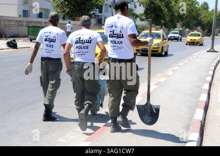28. August 2012 - Tunis, Tunesien - die Initiative der Generalverwaltung für die Bildung der nationalen Sicherheit und unter der Aufsicht des Innenministeriums hat 150 Schüler der Aufrechterhaltung der Sicherheitskonfiguration Bouchoucha Zentrum in Tunis Reinigung und Reinigung der Straßen der Nachbarschaft Tayaran (Luftfahrt) und der nahegelegenen Straßen Bardo. Um die Verbindung zwischen dem Bürger und dem Polizisten zu überbrücken und den Geist der Staatsbürgerschaft in den Studenten und einem Polizisten einzubringen, der Materialisierungs-Slogan zukünftige Polizei im Dienst des Volkes... mehr als 2.000 Studenten aus der Aufrechterhaltung der Sicherheit sind Stockfoto