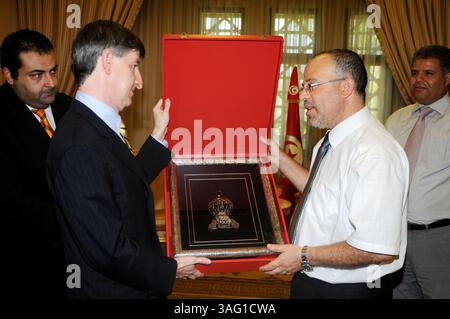 28. August 2012 - Tunis, Tunesien - Herr Jacob Walles(L) neuer US-Botschafter in Tunis, erhielt ein Geschenk nach seinem Treffen mit dem Minister für Menschenrechte und Übergangsjustiz im Rahmen der Zusammenarbeit zwischen den beiden Ländern auf dem Gebiet der Menschenrechte und der Übergangsjustiz und dem Erfolg des demokratischen Experiments in Tunesien. (Bild: © Chokri Mahjoub/ZUMAPRESS.com) Stockfoto