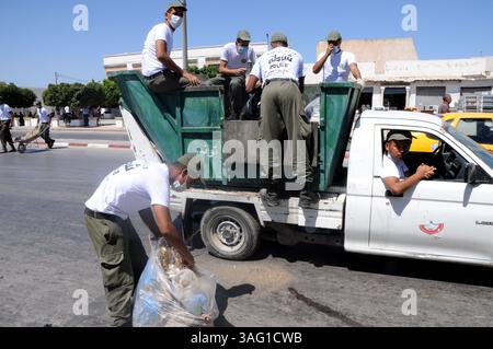 28. August 2012 - Tunis, Tunesien - die Initiative der Generalverwaltung für die Bildung der nationalen Sicherheit und unter der Aufsicht des Innenministeriums hat 150 Schüler der Aufrechterhaltung der Sicherheitskonfiguration Bouchoucha Zentrum in Tunis Reinigung und Reinigung der Straßen der Nachbarschaft Tayaran (Luftfahrt) und der nahegelegenen Straßen Bardo. Um die Verbindung zwischen dem Bürger und dem Polizisten zu überbrücken und den Geist der Staatsbürgerschaft in den Studenten und einem Polizisten einzubringen, der Materialisierungs-Slogan zukünftige Polizei im Dienst des Volkes... mehr als 2.000 Studenten aus der Aufrechterhaltung der Sicherheit sind Stockfoto