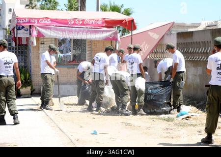 28. August 2012 - Tunis, Tunesien - die Initiative der Generalverwaltung für die Bildung der nationalen Sicherheit und unter der Aufsicht des Innenministeriums hat 150 Schüler der Aufrechterhaltung der Sicherheitskonfiguration Bouchoucha Zentrum in Tunis Reinigung und Reinigung der Straßen der Nachbarschaft Tayaran (Luftfahrt) und der nahegelegenen Straßen Bardo. Um die Verbindung zwischen dem Bürger und dem Polizisten zu überbrücken und den Geist der Staatsbürgerschaft in den Studenten und einem Polizisten einzubringen, der Materialisierungs-Slogan zukünftige Polizei im Dienst des Volkes... mehr als 2.000 Studenten aus der Aufrechterhaltung der Sicherheit sind Stockfoto