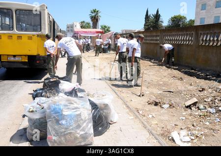 28. August 2012 - Tunis, Tunesien - die Initiative der Generalverwaltung für die Bildung der nationalen Sicherheit und unter der Aufsicht des Innenministeriums hat 150 Schüler der Aufrechterhaltung der Sicherheitskonfiguration Bouchoucha Zentrum in Tunis Reinigung und Reinigung der Straßen der Nachbarschaft Tayaran (Luftfahrt) und der nahegelegenen Straßen Bardo. Um die Verbindung zwischen dem Bürger und dem Polizisten zu überbrücken und den Geist der Staatsbürgerschaft in den Studenten und einem Polizisten einzubringen, der Materialisierungs-Slogan zukünftige Polizei im Dienst des Volkes... mehr als 2.000 Studenten aus der Aufrechterhaltung der Sicherheit sind Stockfoto