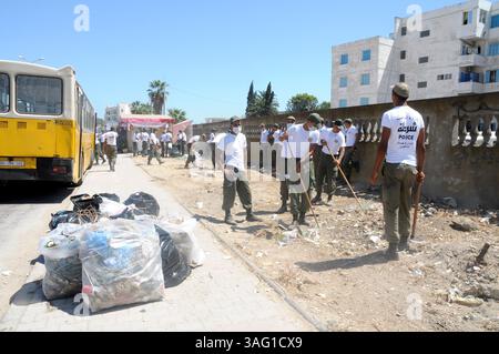 28. August 2012 - Tunis, Tunesien - die Initiative der Generalverwaltung für die Bildung der nationalen Sicherheit und unter der Aufsicht des Innenministeriums hat 150 Schüler der Aufrechterhaltung der Sicherheitskonfiguration Bouchoucha Zentrum in Tunis Reinigung und Reinigung der Straßen der Nachbarschaft Tayaran (Luftfahrt) und der nahegelegenen Straßen Bardo. Um die Verbindung zwischen dem Bürger und dem Polizisten zu überbrücken und den Geist der Staatsbürgerschaft in den Studenten und einem Polizisten einzubringen, der Materialisierungs-Slogan zukünftige Polizei im Dienst des Volkes... mehr als 2.000 Studenten aus der Aufrechterhaltung der Sicherheit sind Stockfoto