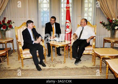 28. August 2012 - Tunis, Tunesien - Herr Samir dello(R) Minister für Menschenrechte und Übergangsjustiz empfängt Herrn Jacob Walles(L) neuen US-Botschafter in Tunis im Rahmen der Zusammenarbeit zwischen den beiden Ländern auf dem Gebiet der Menschenrechte und der Übergangsjustiz und des Erfolgs des demokratischen Experiments in Tunis. (Bild: © Chokri Mahjoub/ZUMAPRESS.com) Stockfoto