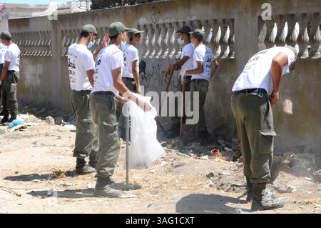 28. August 2012 - Tunis, Tunesien - die Initiative der Generalverwaltung für die Bildung der nationalen Sicherheit und unter der Aufsicht des Innenministeriums hat 150 Schüler der Aufrechterhaltung der Sicherheitskonfiguration Bouchoucha Zentrum in Tunis Reinigung und Reinigung der Straßen der Nachbarschaft Tayaran (Luftfahrt) und der nahegelegenen Straßen Bardo. Um die Verbindung zwischen dem Bürger und dem Polizisten zu überbrücken und den Geist der Staatsbürgerschaft in den Studenten und einem Polizisten einzubringen, der Materialisierungs-Slogan zukünftige Polizei im Dienst des Volkes... mehr als 2.000 Studenten aus der Aufrechterhaltung der Sicherheit sind Stockfoto