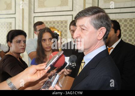 28. August 2012 - Tunis, Tunesien - Herr Jacob Walles neuer US-Botschafter in Tunis, in einem Interview nach seinem Treffen mit dem Minister für Menschenrechte und Übergangsjustiz im Rahmen der Zusammenarbeit zwischen den beiden Ländern im Bereich Menschenrechte und Übergangsjustiz und dem Erfolg des demokratischen Experiments in Tunesien (Credit Image: © Chokri Mahjoub/ZUMAPRESS.com) Stockfoto