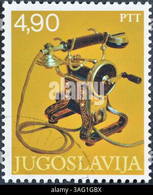 Von Jugoslawien gedruckte Briefmarke, die Museumsausstellungen zeigt: Aus dem Postmuseum in Belgrad - Telefon, 1900, um 1978. Stockfoto