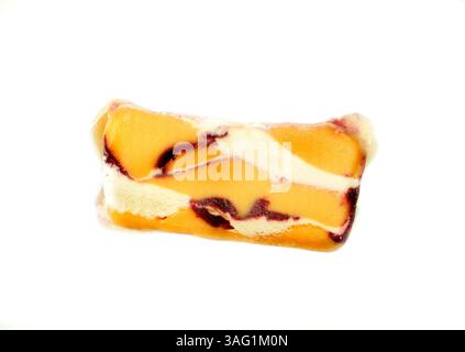 273930.Slug.MOSAIC.Pub Section.FLO.Status.New.Description.Mangosorbet, Vanilleeis und Himbeersauce vereinen sich zu einem üppigen und schönen Dessert, das wie ein Mosaik aussieht, wenn es geschnitten und serviert wird. Sobald Sie die Technik entwickelt haben, können Sie mit verschiedenen Geschmacksrichtungen experimentieren. .SP 273930 yabl mosaic.jpg (Kreditbild: St. Petersburg Times/ZUMAPRESS.com) Stockfoto