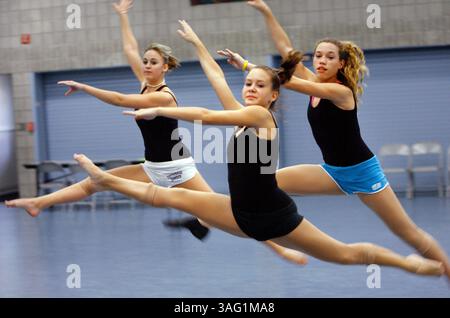 NP 274066 GARN Dancers 1.CAPTION: (11.09.2007: Largo, FL) Tutterow-Tänzer (von links nach rechts) Alyssa Grimshaw (cq), katie Hauburger (cq) und Jaclyn Street (cq) üben ihre Sprünge während einer Probe im Largo Community Center. JOSEPH GARNETT, JR. | Times; SUMMARY;Tutterow Dancers, ein Teil von Largos Freizeit-, Parks- und Kunstabteilung, haben wieder begonnen zu üben. Die Tanzkompanie ist für Jungen und Mädchen im Alter von 3 bis Erwachsenen geeignet und bietet Kurse in Ballett, Tap, Jazz, Hip Hop und Clogging an. Am Dienstag übt eine fortgeschrittene Klasse (5:30-6:30) für die bevorstehende Feiertagsdarbietung im Laufe des Jahres, Stockfoto