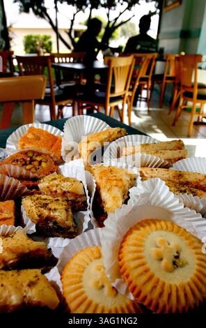 NP 273201 GARN Market 6.CAPTION: (08.30.2007: Tarpon Springs, FL) als Dessert gibt es libanesische Köstlichkeiten im Gourmet-Deli Brot und Butter, darunter Maamou-Kekse mit Datteln, Baklava, burma und Harissa. JOSEPH GARNETT, JR. | Times; SUMMARY;Lead for geschmacklich. Brot und Butter Gourmet Deli, das sich trotz seines Namens auf libanesische, arabische und griechische Speisen, Trockenwaren, Oliven Gerichte und zubereitete Gerichte spezialisiert hat. Wir werden als Lede laufen. Bitte bekommen Sie ein Gesamtgefühl für den Feinkostladen sowie Details über einige der zubereiteten Speisen und Gerichte, die sie anbieten.********** Suche nach Gegenständen, Dekoration, Schildern, Leuten, die sie einstellen Stockfoto