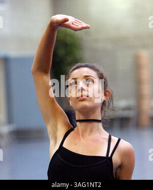 NP 274066 GARN Dancers 13.CAPTION: (11.09.2007: Largo, FL) Emily Molinaro (cq), Mitglied der Tutterow Dancers, arbeitet während der Proben am Dienstag, 18.09.2007, an der Komposition ihrer Pose. JOSEPH GARNETT, JR. | Times; SUMMARY;Tutterow Dancers, ein Teil von Largos Freizeit-, Parks- und Kunstabteilung, haben wieder begonnen zu üben. Die Tanzkompanie ist für Jungen und Mädchen im Alter von 3 bis Erwachsenen geeignet und bietet Kurse in Ballett, Tap, Jazz, Hip Hop und Clogging an. Am Dienstag übt eine fortgeschrittene Klasse (5:30-6:30) für die bevorstehende Feiertagsdarbietung im Laufe des Jahres, gefolgt von einer jüngeren Gruppe (Credit Image: St Stockfoto