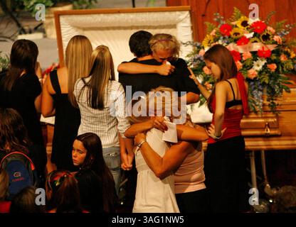 St. Petersburg, FL (21.09.07)..BILDUNTERSCHRIFT: Ein junger Trauer umarmt Michelle Carreras (Kreditbild: St Petersburg Times/ZUMAPRESS.com) Stockfoto