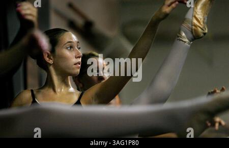 BILDUNTERSCHRIFT: (St. Petersburg 21.09.07) Moriah Geier, 13, (cq-Betreff) aus Tarpon Springs, beobachtet Anweisungen von Oxana Gasnikova, einer Ballerina des Moskauer Balletts, während eines One-Night-Kurses im St. Petersburg Shuffleboard Club Complex am Mirror Lake Drive am Freitag Abend, 21. September 2007. Neben dem Unterricht war Gasnikowa in St. Petersburg, um junge lokale Tänzer für die diesjährige Show des Großen russischen Nussknacker in Moskau vorzuspielen. Geier wurde zum dritten Mal in Folge für die Show gecastet. Die Vorstellung findet am 21. Und 2. Dezember im Mahaffey Theater statt Stockfoto