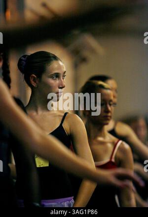 BILDUNTERSCHRIFT: (St. Petersburg 21.09.07) Moriah Geier, 13, (cq-Betreff) aus Tarpon Springs, beobachtet Anweisungen von Oxana Gasnikova, einer Ballerina des Moskauer Balletts, während eines One-Night-Kurses im St. Petersburg Shuffleboard Club Complex am Mirror Lake Drive am Freitag Abend, 21. September 2007. Neben dem Unterricht war Gasnikowa in St. Petersburg, um junge lokale Tänzer für die diesjährige Show des Großen russischen Nussknacker in Moskau vorzuspielen. Geier wurde zum dritten Mal in Folge für die Show gecastet. Die Vorstellung findet am 21. Und 2. Dezember im Mahaffey Theater statt Stockfoto