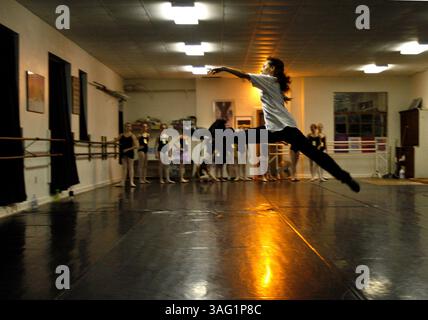 BILDUNTERSCHRIFT: (St. Petersburg 21.09.07) Oxana Gasnikova, eine Ballerina des Moskauer Balletts, zeigt einer Gruppe junger lokaler Balletttänzer Tanzbewegungen während sie am Freitag Abend, den 21. September 2007, einen One-Night-Kurs im St. Petersburg Shuffleboard Club Complex am Mirror Lake Drive unterrichtete. Gasnikova war in St. Petersburg, um junge lokale Tänzer für die diesjährige Show des russischen Nussknacker in Moskau vorzuspielen. Die Vorstellung findet am 21. Und 22. Dezember im Mahaffey Theater statt. Weitere Informationen finden Sie unter www.nutcracker.com..STORY ZUSAMMENFASSUNG: Oxana Gasnikova, aus Moskau Stockfoto
