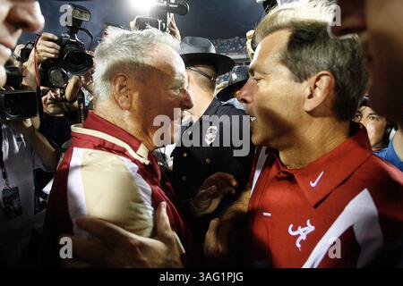 ZUSAMMENFASSUNG DER GESCHICHTE: 29/2007 FSU VS ALABAMA 5. VON LINKS NACH RECHTS: FSU-CHEFTRAINER BOBBY BOWDEN BEGRÜSST ALABAMA-CHEFTRAINER NICK SABAN, NACHDEM DIE FSU ALABAMA 21-14 IN JACKSONVILLE BESIEGT HATTE. SCOTT KEELER | Times. (Bild: St. Petersburg Times/ZUMAPRESS.com) Stockfoto