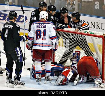 12. UNTERTITEL: (TAMPA 21.11.07). Tampa Bay Lightning argumentiert ein Tor, das gegen die New York Rangers während der dritten Phase des St. Pete Times Forum in Tampa am Mittwochabend (21.11.07) verboten wurde. Links: Lightning Vinny Lecavalier (4), Mike Lundin (39), Michel Ouellet (7) und Vaclav Prospal (Kreditbild: St Petersburg Times/ZUMAPRESS.com) Stockfoto
