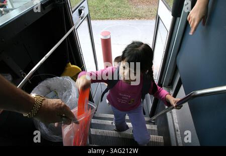 BILDUNTERSCHRIFT: (13.12.2007, PORT RICHEY). Lesley Martinez, 6, Kindergärtnerin der Chasco Elementary in Port Richey, gibt ihrem Busfahrer ihr orangefarbenes Ticket, als sie am Donnerstag in den Bus für die Heimfahrt von der Schule einsteigt (Credit Image: St Petersburg Times/ZUMAPRESS.com) Stockfoto
