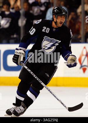3- BILDUNTERSCHRIFT: (TAMPA 02.12.08). Tampa Bay Lightning Vaclav Prospal (20) feiert den Sieg des Montreal Canadiens Torhüters Cristobal Huet (39), um die Punktzahl bei 2 zu 2 während der ersten Aktion beim St. Pete Times Forum in Tampa Dienstag Abend (Bild: St Petersburg Times/ZUMAPRESS.com) Stockfoto