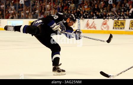 3- BILDUNTERSCHRIFT: (TAMPA 02.12.08). Tampa Bay Lightning Vaclav Prospal (20) schießt und erzielt gegen Montreal Canadiens Torwart Cristobal Huet (39), um die Punktzahl bei 2 zu 2 während der ersten Phase des St. Pete Times Forum in Tampa Dienstag Abend (Credit Image: St Petersburg Times/ZUMAPRESS.com) Stockfoto