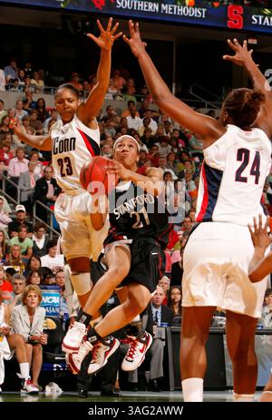 BILDUNTERSCHRIFT: (Tampa 04/03/2008) (Foto 3) Stanford Garde Rosalyn Gold-Onwude (21) fährt in der ersten Halbzeit gegen Connecticut-Stürmer Maya Moore (23). BRENDAN FITTERER | Times. ZUSAMMENFASSUNG: NCAA-Finale der Frauen: Halbfinalspiele. Spiel 1 (19:00 Uhr): (1) Connecticut vs. (2) Stanford, Spiel 2 (21:00 Uhr): (1) Tennessee vs. (Credit Image: St Petersburg Times/ZUMAPRESS.com) Stockfoto