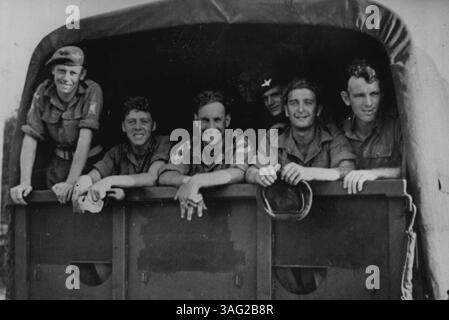 Britische Fallschirmjäger aus Kluang entlassen -- einige der entlassenen Fallschirmjäger in glücklicher Stimmung auf dem Weg nach Singapur von Kluang. 193 Männer des 13. Fallschirmbataillons (Lancashire) wurden nun aus dem Internierungslager Kluang entlassen, nachdem ihre Strafen wegen Meuterei aufgehoben worden waren. Nach ihrer Entlassung wurden die Fallschirmjäger nach Singapur gebracht und in Billets umgezogen. Oktober 1946. (Foto: Sport & General Press Agency, Limited). Stockfoto