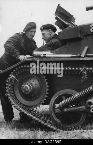 Mittwoch. Das britische Kriegsministerium hatte volle Einrichtungen für die Ausbildung malayischer Soldaten versprochen, wie der General Officer der malayischen Armee (Generalmajor F. H. Brooke, im Bild) diese Woche sagte. General Brooke ist aus Großbritannien zurückgekehrt, wo er an den jährlichen Übungen des Chief of the Imperial General Staff teilnahm. Er erzählte Reportern, dass er mehr freie Stellen im britischen Staff College für malayische Offiziere beantragt habe. "Das Kriegsministerium ist sehr am Fortschritt der malayischen Armee interessiert", sagte der General. „Es versprach jede mögliche Hilfe bei der Schulung. November 1937. Stockfoto