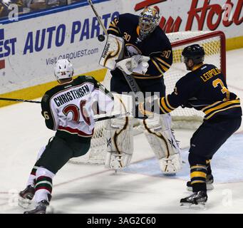 NHL-Buffalo Sabres vs Minnesota Wild, Mi., 24. März 2012 Buffalo Sabres Torwart Ryan Miller (30) macht einen Spar-Up-Schuß von Minnesota Wild, Erik Christensen (26), als Buffalo Sabres Verteidiger Jordan Leopold (3) spät ins Spiel kommt, um seinen Torwart in der zweiten Periode zwischen den Buffalo Sabres vs Minnesota Wild aus dem ersten Niagara Center, Buffalo , New York, 7. März 2012 zu unterstützen ZUMAPRESS.com. Stockfoto