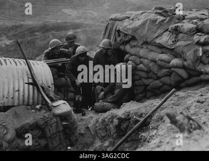 Mit der "Black Watch" in Korea -- "Tommies", die Ein "Brewup" (eine Tasse Tee) nur wenige Meter von den chinesischen Positionen entfernt haben. (Von links nach rechts) Pte. G. Bell, Ayrshire, Schottland. Pte. G. Menzies, Fife, Schottland. Pte. M. Robinson, Woodford Essex, (wie kam er zu all diesen Schreckgespenstern?) Pte. A. Stewart, Arbroath und Pte. R. Johnston, Falkirk, Schottland. Fotos an der Front, die drei Tage nach dem 1. Battn aufgenommen wurden. Schwarze Uhrenpositionen in Korea wurden von den Chinesen angegriffen. 30. November 1952. (Foto: Paul Popper). Stockfoto