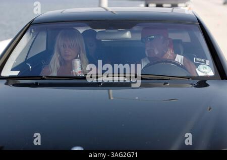 25. Mai 2008 – St. Petersburg, Florida, USA – von links: BROOK BOLLEA spricht mit ihrem Vater HULK HOGAN, während sie im Auto sitzt, bevor sie die Unfallstelle verlässt, an der ihre Familie beteiligt war. Die Florida Highway Patrol sagt, dass der 20-jährige Brooke am Sonntag mit einem anderen Fahrzeug auf der Bayside Bridge kollidierte und stundenlang Fahrspuren in Richtung Norden schloss. Bei dem Unfall wurde niemand verletzt. Hogan, dessen richtiger Name Terry Bollea ist, war vor Ort. Aber laut FHP-Bericht war er zum Zeitpunkt des Unfalls nicht im Fahrzeug. Laut FHP hat der andere Fahrer, der 19-jährige Ronald Gallmon, versucht, die Spur A zu wechseln Stockfoto