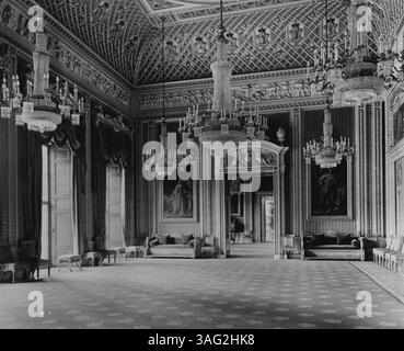 Innenräume des Buckingham Palace -- der weiße Salon aus dem Nordwesten, der den Eingang zum Musikzimmer zeigt, und der blaue Salon dahinter. 06. Dezember 1937. (Foto der Topical Press Agency Ltd.). Stockfoto