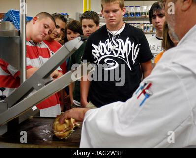 9/8/2008, Brooksville. Die Schüler lernen, wie man ein richtiges kubanisches Sandwich von Koch Peter Diulio in der kulinarischen Kunstküche der Nature Coast Technical High School zubereitet. Sie werden alle in der von Studenten geführten Cafeteria arbeiten und müssen wissen, wie man Gerichte zubereitet. Studenten der Karriereakademie am NCTHS können jetzt verdienen (Credit Image: St Petersburg Times/ZUMAPRESS.com) Stockfoto