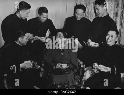 Chinesische Marineoffiziere unterhalten sich mit amerikanischen Schriftstellern in der US-Marine Offiziere, die eine fortgeschrittene Marineausbildung in den USA erhalten, und unterhalten sich mit Pearl Buck, dem angesehenen amerikanischen Autor chinesischer Romane, während eines Besuchs in New York City. Die jungen Chinesen sind Teil einer Gruppe von Offizieren und Studentenoffizieren der chinesischen Marine, die von Generalissimo Chiang Kai-shek, dem Präsidenten Chinas, ausgewählt wurden, um sich einer speziellen Studie über amerikanische Marinetaktiken für den Krieg gegen die Japaner zu unterziehen. Gezeigt um Miss Buck, von links nach rechts, sind Lin Shun-kuang, Znsign Lu Chin-ming, Fähnrich Lin Hung- Stockfoto