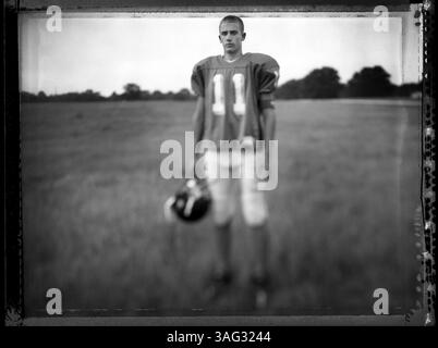 HINWEIS: Für Citrus County Preseason Football Tab...BILDUNTERSCHRIFT: (08/08/2005 Hernando) Quarterback der Crystal River High School Kyle Daquanna (cq) posiert am 8. August 2005 für ein Porträt auf einem leeren Grundstück in Hernando (der Stadt, nicht der Grafschaft). (Bild: St. Petersburg Times/ZUMAPRESS.com) Stockfoto