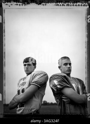 HINWEIS: Für Citrus County Preseason Football Tab...BILDUNTERSCHRIFT: (08/09/2005 Hernando) Citrus High School Quarterback Walter Howard (cq, links) und Crystal River High School Quarterback Kyle Daquanna (cq, rechts) posieren für ein Porträt auf einem freien Grundstück in Hernando (Kreditbild: St Petersburg Times/ZUMAPRESS.com) Stockfoto