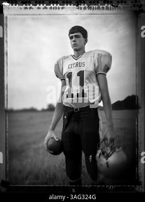 HINWEIS: Für Citrus County Preseason Football Tab...BILDUNTERSCHRIFT: (08/09/2005 Lecanto) Citrus High School Quarterback Walter Howard posiert für ein Porträt auf einem freien Grundstück in Hernando (Credit Image: St Petersburg Times/ZUMAPRESS.com) Stockfoto