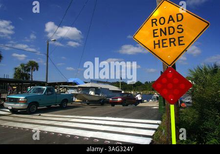 Nach einem tödlichen Unfall Anfang der Woche hat das County am Ende des Cherokee Way in Homosassa zusätzliche Warnschilder, Reflektoren und gemalte Streifen errichtet. Die Straße endet an einer Bootsrampe direkt in den Homosassa River. Ein Mann ertrank, nachdem er aus einem Auto nicht mehr steigen konnte und ins Wasser fuhr. (Bild: St. Petersburg Times/ZUMAPRESS.com) Stockfoto