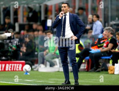 MAILAND, ITALIEN - 5. APRIL: Raffaele Palladino Cheftrainer von ACF Fiorentina reagiert während des Spiels Der Serie A zwischen AC Milan und ACF Fiorentina im Stadio Giuseppe Meazza am 5. April 2025 in Mailand. (Foto von MB-Medien) Stockfoto