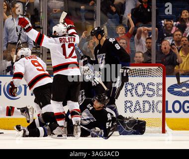 DIRK SHADD | Times. SP 312974 SHAD LIGHTNING 13 (10/08/2009 TAMPA) Tampa Bay Lightning-Torwart Mike Smith bleibt zusammen mit Paul Ranger unten, während Matt Walker abläuft, während New Jersey Devils Brian Rolston (12) das Tor von Travis Zajac (19) feiert und das Spiel mit einem letzten zweiten Tor bindet, das während der Saison am Donnerstagabend im St. Pete Times Forum in Tampa zu Hause auftakt (Credit Image: St Petersburg Times/ZUMAPRESS.com). Stockfoto