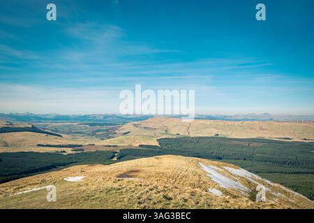 Faszinierender Panoramablick auf die Campsie Fells und Trossachs Berge, vom Gipfel des Meikle bin, Schottland aus gesehen. Stockfoto