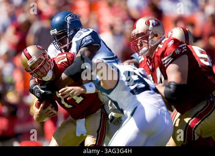 SAN FRANCISCO, KALIFORNIEN - SEPTEMBER 30: San Francisco 49ers QB Alex Smith ist im 1. Quartal verletzt, als Seattle Seahawks Rocky Bernard ihn am 30. September 2007 im Monster Park in San Francisco angreift Sacramento Bee Photo / Paul Kitagaki Jr. (Bild: Sacramento Bee/ZUMAPRESS.com) Stockfoto