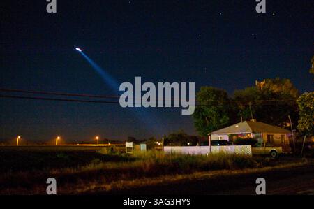 Ein Sheriff von Yolo County wurde am späten Sonntag erschossen, und ein bewaffneter Verdächtiger war Gegenstand einer massiven Fahndung in der ländlichen Gemeinde Dunnigan, die bis in die frühen Morgenstunden übertrug. Ein Hubschrauber strahlt am Montag, Morgen, nachdem ein Offizier erschossen wurde, Licht auf die ländliche Gegend von Dunnigan. Der Offizier, der in die Schulter geschossen wurde, wurde in kritischem Zustand im Woodland Memorial Hospital aufgeführt. Der Verdächtige wurde als Marco Antonio Topete, 35, aus Arbuckle identifiziert. Er war auf Bewährung wegen Angriffs mit einer tödlichen Waffe, sagte der Captain des Yolo County Sheriffs Robin Faille Stockfoto