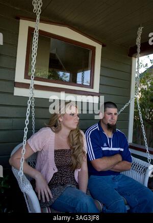 2. September 2008 - Roseville, Kalifornien, USA - MALIA BENSON, 29 Jahre alt, und Ehemann MICHAEL BENSON, 31 Jahre alt, verklagen am Dienstag, 2. September 2008 die Union Pacific Railroad wegen hoher Bleikontamination in ihrem Hausstaub. Sie wohnen weniger als einen Block vom Roseville Yard entfernt, einem der geschäftigsten Umsteigestellen im Westen (Credit Image: Sacramento Bee/ZUMAPRESS.com). Stockfoto
