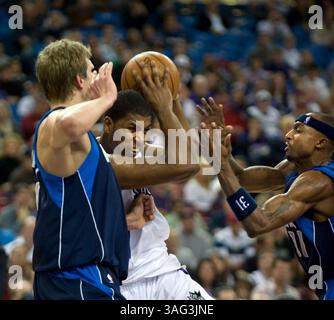 Sacramento King Jason Thompson wird in der Farbe von Dallas Mavericks Dirk Nowitzki, links, und Jason Terry während der zweiten Halbzeit in der Arco Arena Sonntag, 11. Januar 2008 bewacht (Bild: Sacramento Bee/ZUMAPRESS.com) Stockfoto