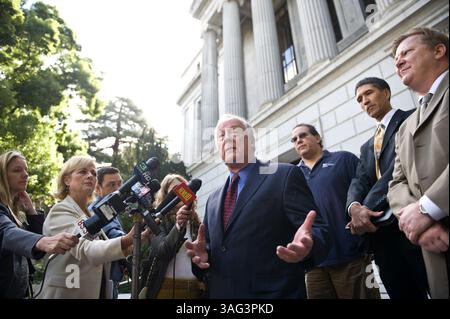 4. Oktober 2010 - Sacramento, USA - Bruce Blanning, Executive Director, Professional Engineers in California Government, antwortet auf die langersehnte Entscheidung des kalifornischen Obersten Gerichtshofs über die Autorität von Gouverneur Arnold Schwarzenegger, Staatsangestellte am 4. Oktober 2010 in der Innenstadt von Sacramento zu entlassen. Das Gericht entschied, dass Staatsangestellte rechtmäßig eingezogen wurden und kein Anspruch auf Rückzahlung haben (Credit Image: Sacramento Bee/ZUMAPRESS.com) Stockfoto