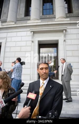 4. Oktober 2010 - Sacramento, USA - der Staatsingenieur Matt Hanson antwortet auf die lang erwartete Entscheidung des kalifornischen Obersten Gerichtshofs über die Autorität von Gouverneur Arnold Schwarzenegger, Staatsangestellte am 4. Oktober 2010 in der Innenstadt von Sacramento zu entlassen. Das Gericht entschied, dass Staatsangestellte rechtmäßig eingezogen wurden und kein Anspruch auf Rückzahlung haben (Credit Image: Sacramento Bee/ZUMAPRESS.com) Stockfoto
